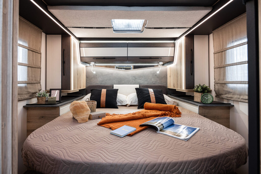 Cama doble de la autocaravana integral Elnagh Magnum