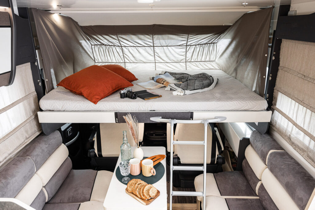 Cama superior de la autocaravana integral Elnagh Magnum 582