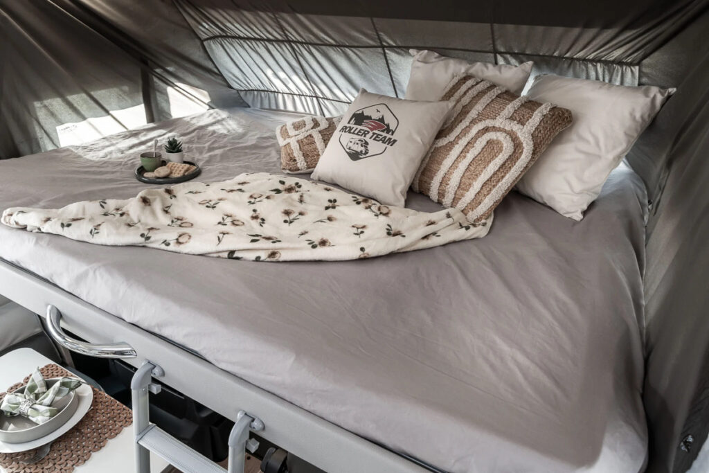 Cama superior de la autocaravana integral Roller Team Zefiro